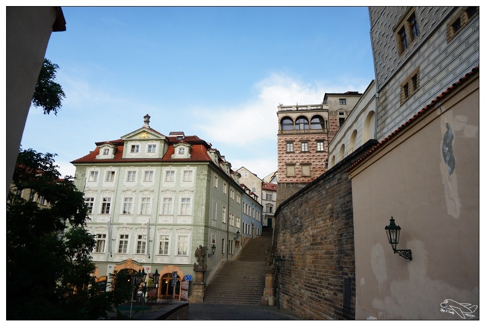 捷克自助|早晨布拉格城堡區漫步。最美好的俯瞰市中心景致～查理大橋、城堡區starbucks～