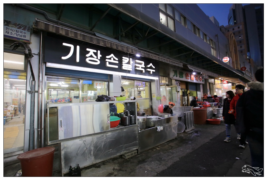 釜山美食|西面市場機張手工刀切麵기장손칼국。服務態度好、餐食簡單、好吃、吃很飽～