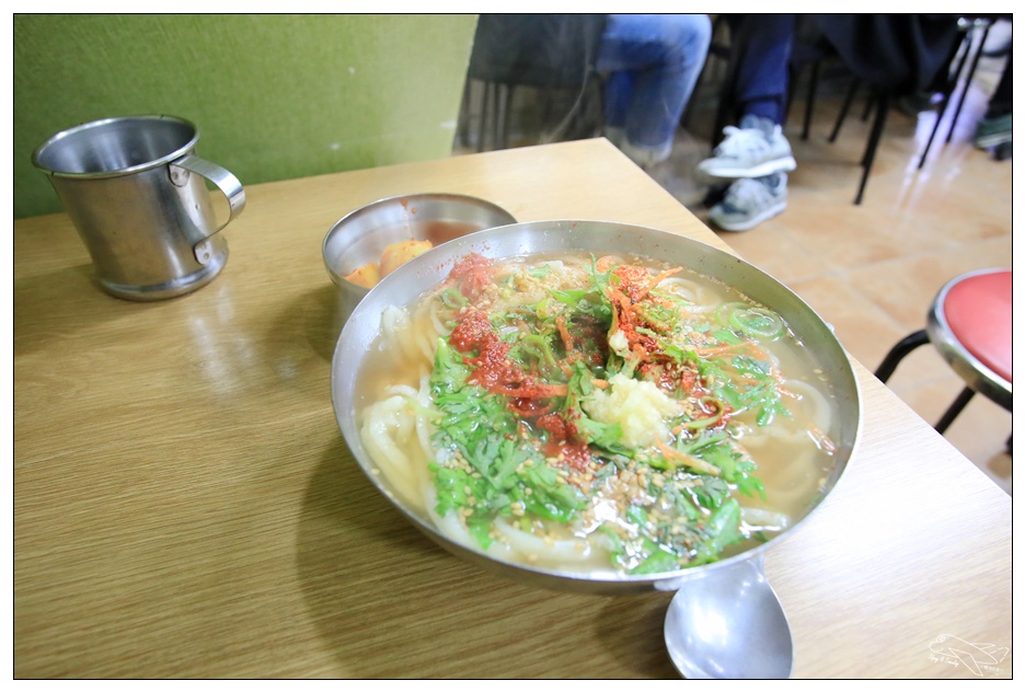 釜山美食|西面市場機張手工刀切麵기장손칼국。服務態度好、餐食簡單、好吃、吃很飽～