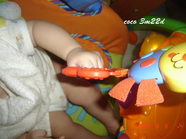 [coco的一步一腳印]3m22d,爸爸節禮物~