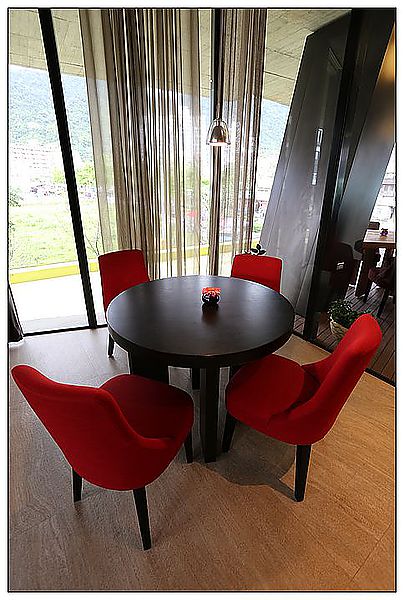 [住。東部]礁溪|清水模裡躍動。冒煙的石頭時尚旅店(環境篇)