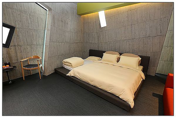 [住。東部]礁溪|清水模裡躍動。冒煙的石頭時尚旅店(環境篇)