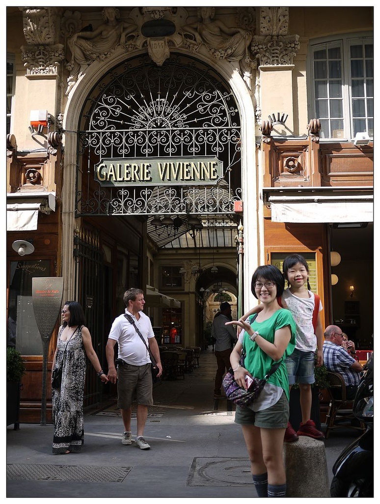 [2013。夏。親子背包歐遊]遊記|DAY5-薇薇安拱廊、歌劇院opera。春天百貨說國語