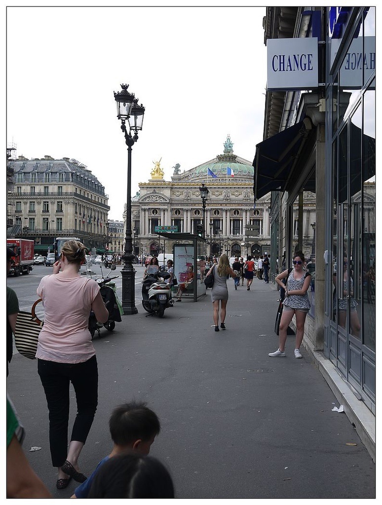 [2013。夏。親子背包歐遊]遊記|DAY5-薇薇安拱廊、歌劇院opera。春天百貨說國語