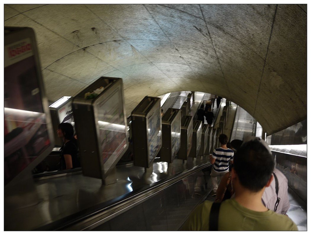 [2013。夏。親子背包歐遊]遊記|DAY5-薇薇安拱廊、歌劇院opera。春天百貨說國語