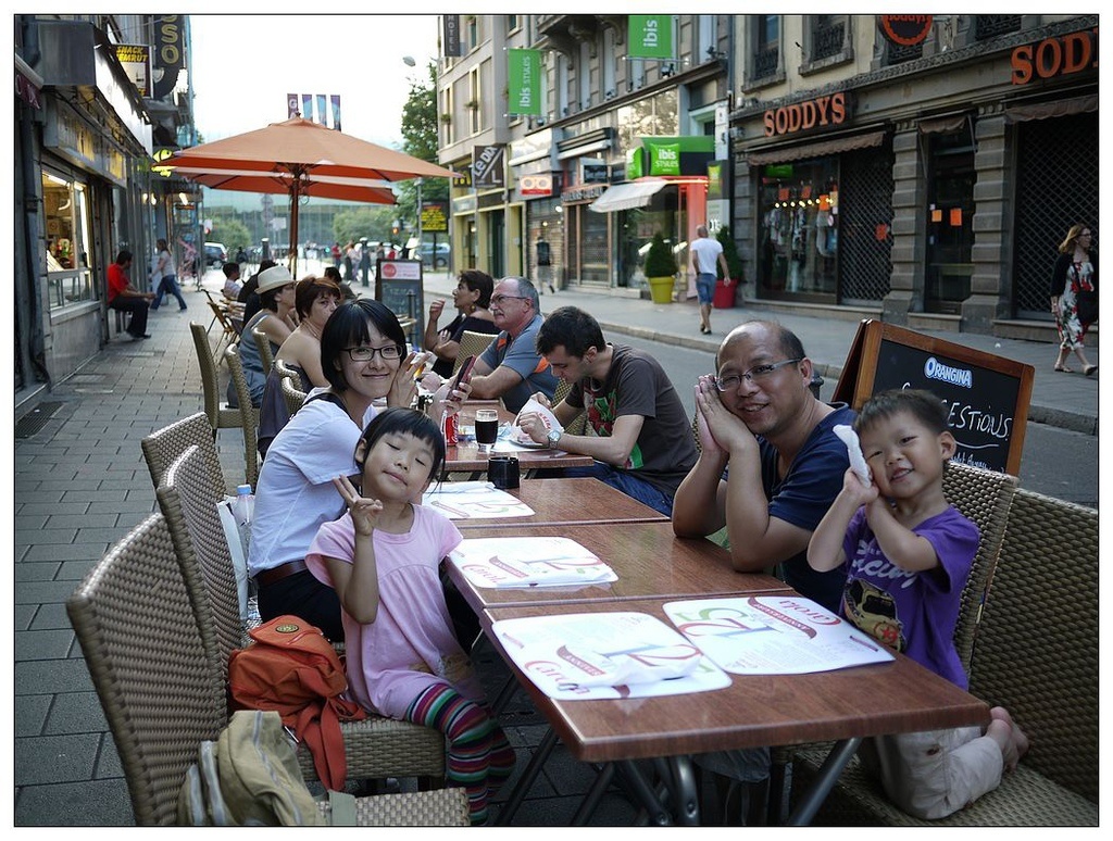 [2013。夏。親子背包歐遊]遊記|DAY14 IBIS對面，家樂福旁的經濟KABA店晚餐