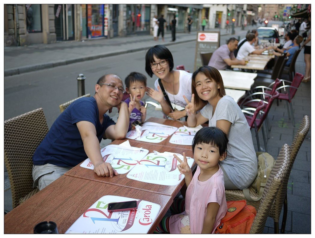 [2013。夏。親子背包歐遊]遊記|DAY14 IBIS對面，家樂福旁的經濟KABA店晚餐