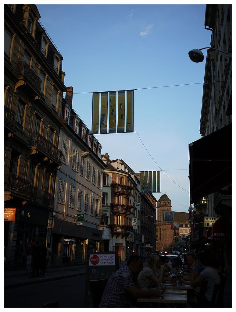 [2013。夏。親子背包歐遊]遊記|DAY14 IBIS對面，家樂福旁的經濟KABA店晚餐