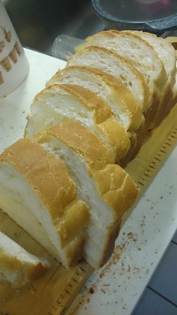 [烘培世界]鮮奶山茶花麥片土司。烘培香氣的美好