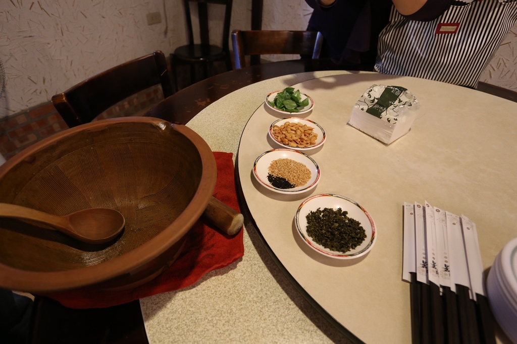 [食記。東部]慢城鳳林旅記|芳草古樹擂茶餐。重新學習家庭、長幼、親子間教育娛樂兼具餐廳