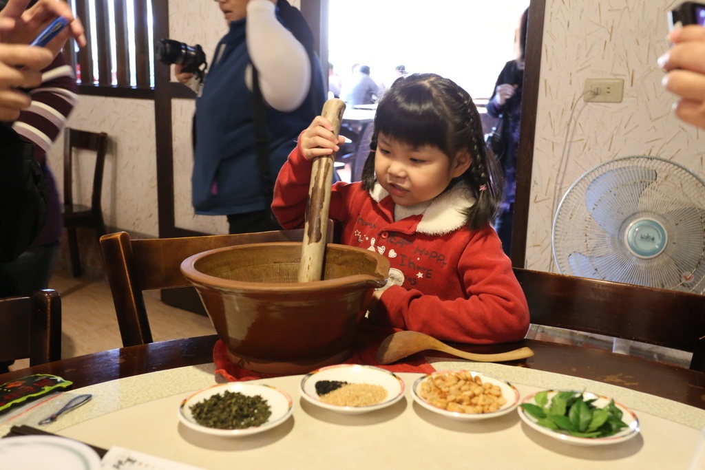 [食記。東部]慢城鳳林旅記|芳草古樹擂茶餐。重新學習家庭、長幼、親子間教育娛樂兼具餐廳