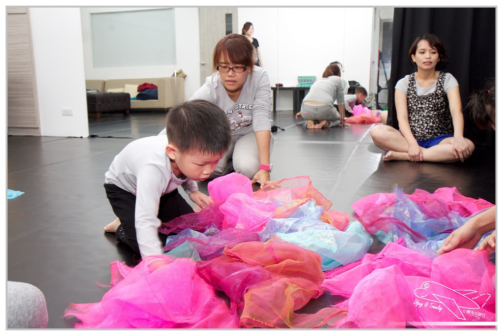 [親子。課程]AM藝起來–老師來了。親子遊樂園==藝術X音樂課程～小小獅子們，上課囉！藝術課程、親子關係的養成課程推薦～