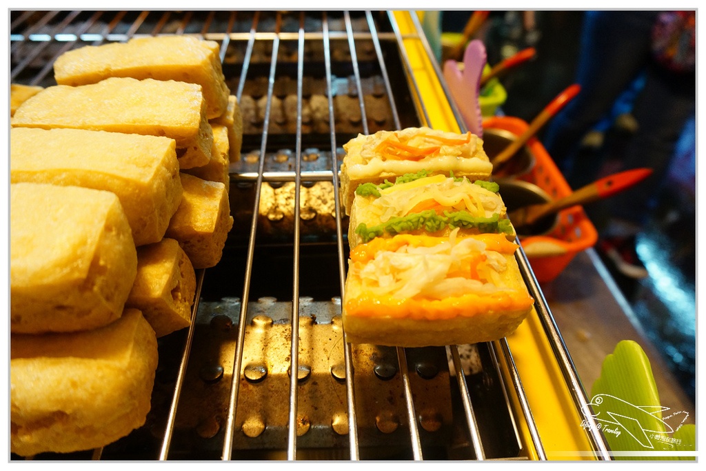 [食記。南部]Night Market, Kaohsiung。高雄市凱旋國際觀光夜市=部落嗑美食。高雄景點推薦、交通方便、全國最大夜市。五星級夜市、占地九千坪、4500個停車位，不怕你來吃（下）