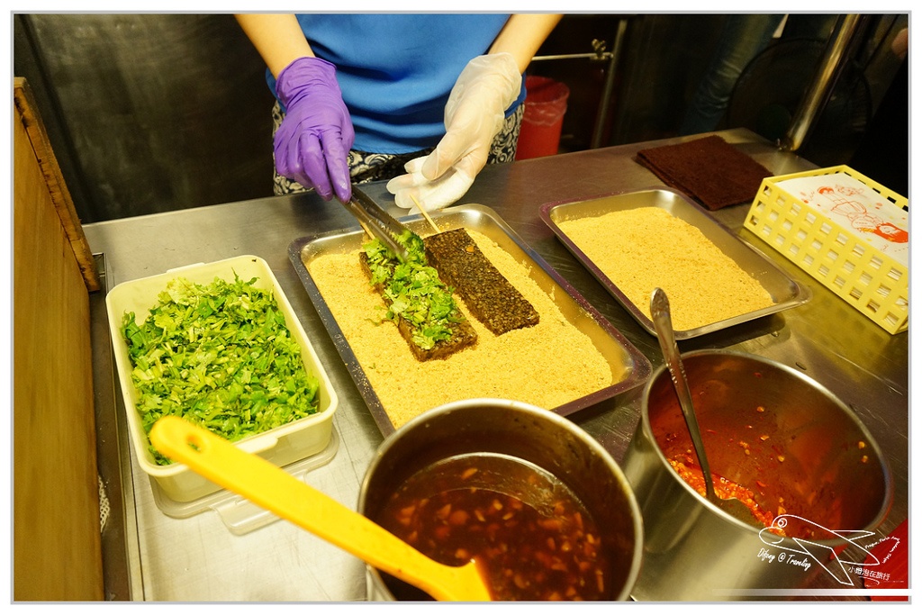 [食記。南部]Night Market, Kaohsiung。高雄市凱旋國際觀光夜市=部落嗑美食。高雄景點推薦、交通方便、全國最大夜市。五星級夜市、占地九千坪、4500個停車位，不怕你來吃（下）