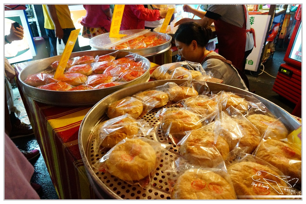 [食記。南部]Night Market, Kaohsiung。高雄市凱旋國際觀光夜市=部落嗑美食。高雄景點推薦、交通方便、全國最大夜市。五星級夜市、占地九千坪、4500個停車位，不怕你來吃（下）
