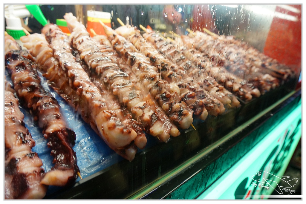 [食記。南部]Night Market, Kaohsiung。高雄市凱旋國際觀光夜市=部落嗑美食。高雄景點推薦、交通方便、全國最大夜市。五星級夜市、占地九千坪、4500個停車位，不怕你來吃（下）