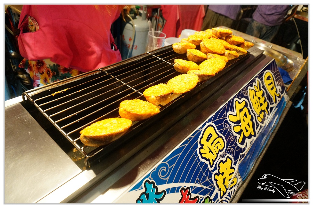 [食記。南部]Night Market, Kaohsiung。高雄市凱旋國際觀光夜市=部落嗑美食。高雄景點推薦、交通方便、全國最大夜市。五星級夜市、占地九千坪、4500個停車位，不怕你來吃（下）
