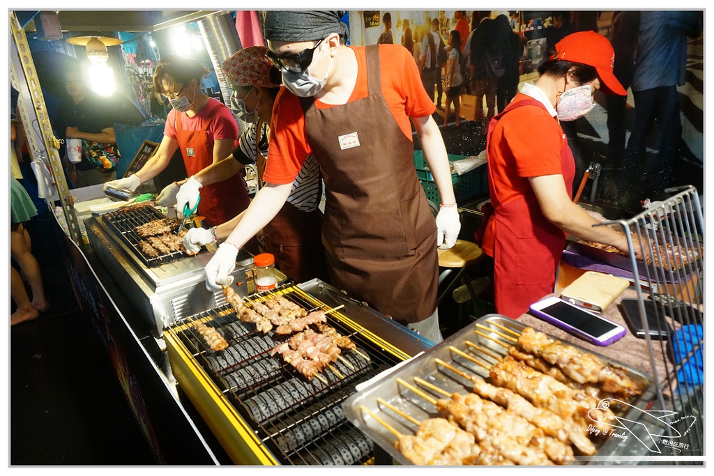 [食記。南部]Night Market, Kaohsiung。高雄市凱旋國際觀光夜市=部落嗑美食。高雄景點推薦、交通方便、全國最大夜市。五星級夜市、占地九千坪、4500個停車位，不怕你來吃（下）
