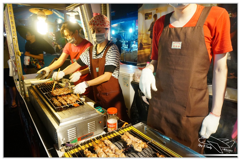 [食記。南部]Night Market, Kaohsiung。高雄市凱旋國際觀光夜市=部落嗑美食。高雄景點推薦、交通方便、全國最大夜市。五星級夜市、占地九千坪、4500個停車位，不怕你來吃（下）