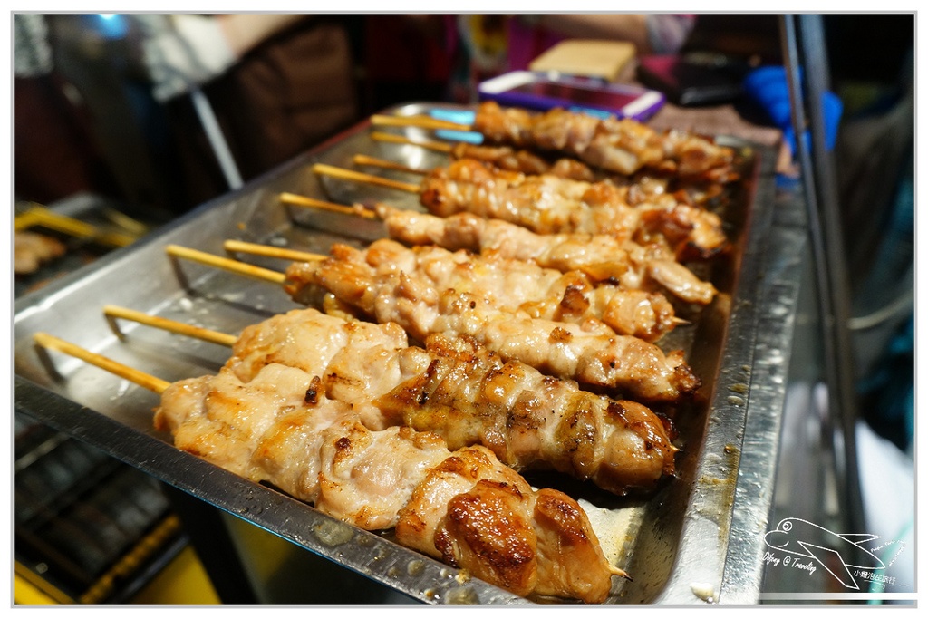 [食記。南部]Night Market, Kaohsiung。高雄市凱旋國際觀光夜市=部落嗑美食。高雄景點推薦、交通方便、全國最大夜市。五星級夜市、占地九千坪、4500個停車位，不怕你來吃（下）