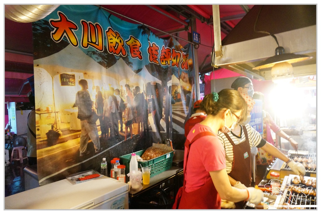 [食記。南部]Night Market, Kaohsiung。高雄市凱旋國際觀光夜市=部落嗑美食。高雄景點推薦、交通方便、全國最大夜市。五星級夜市、占地九千坪、4500個停車位，不怕你來吃（下）