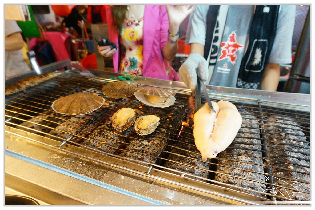 [食記。南部]Night Market, Kaohsiung。高雄市凱旋國際觀光夜市=部落嗑美食。高雄景點推薦、交通方便、全國最大夜市。五星級夜市、占地九千坪、4500個停車位，不怕你來吃（下）