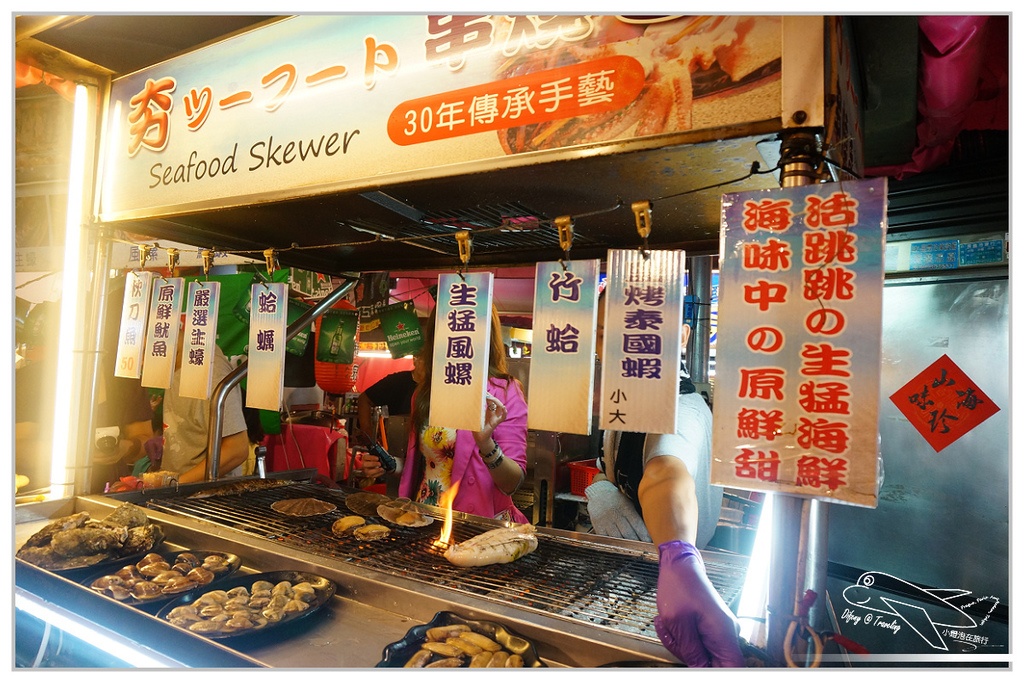 [食記。南部]Night Market, Kaohsiung。高雄市凱旋國際觀光夜市=部落嗑美食。高雄景點推薦、交通方便、全國最大夜市。五星級夜市、占地九千坪、4500個停車位，不怕你來吃（下）