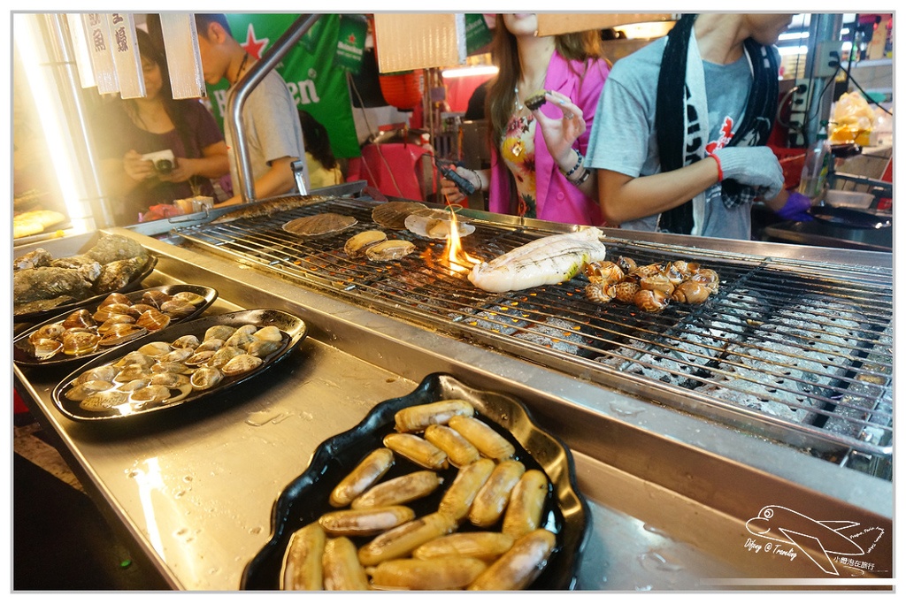 [食記。南部]Night Market, Kaohsiung。高雄市凱旋國際觀光夜市=部落嗑美食。高雄景點推薦、交通方便、全國最大夜市。五星級夜市、占地九千坪、4500個停車位，不怕你來吃（下）