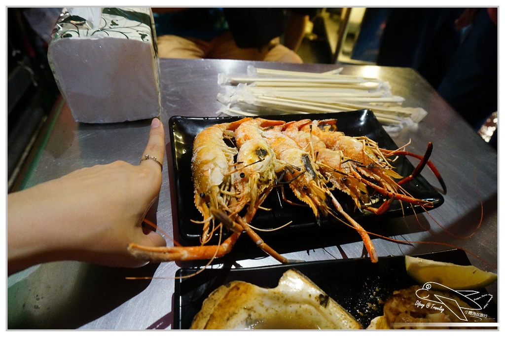 [食記。南部]Night Market, Kaohsiung。高雄市凱旋國際觀光夜市=部落嗑美食。高雄景點推薦、交通方便、全國最大夜市。五星級夜市、占地九千坪、4500個停車位，不怕你來吃（下）