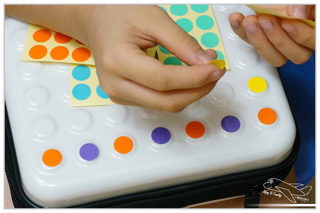 [體驗]DOT-DROPS 客製點點旅行隨身收納盒 (光芒白)跟著我去北歐旅行，保護我的硬碟啊！