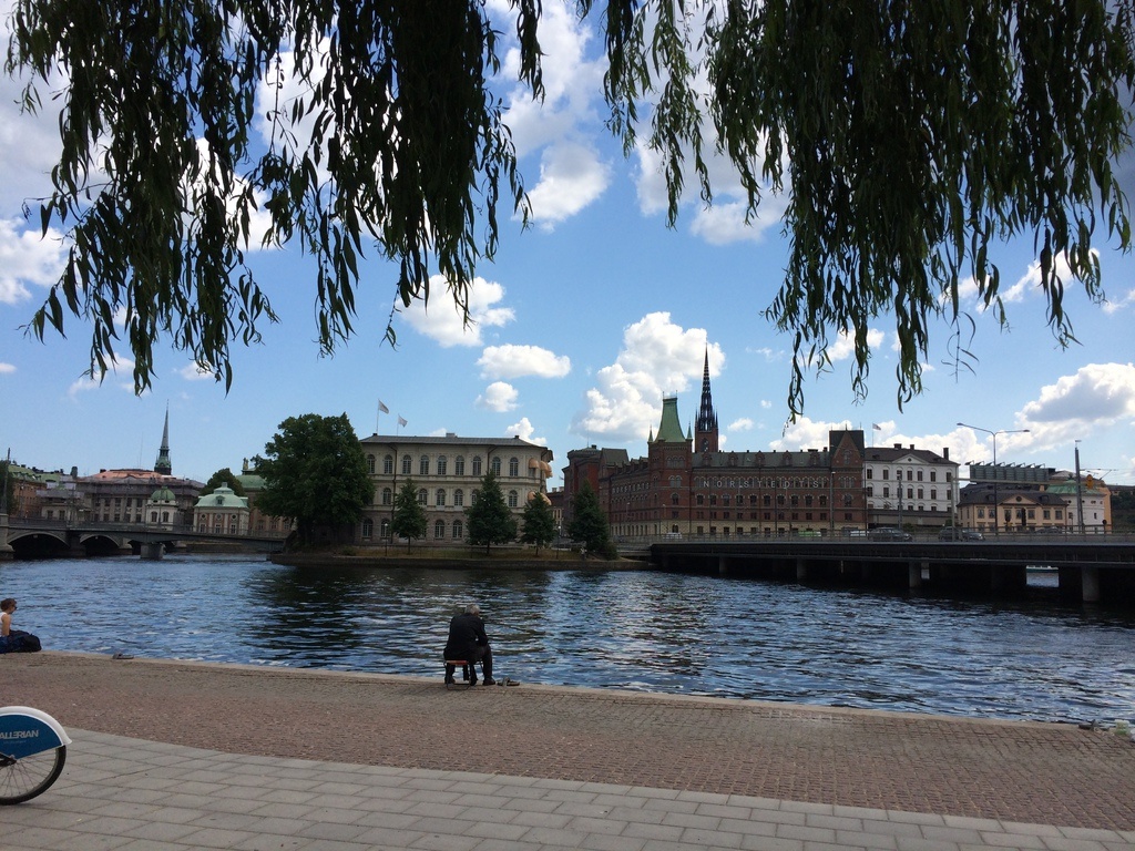 [2014。夏。北歐自助]瑞典斯德哥爾摩老城區。airbnb住宿超優地點。美麗的主人、精緻的地點、位在老城區教堂旁～瑞典斯德哥爾摩住宿推薦～住在當地人家裡體驗生活