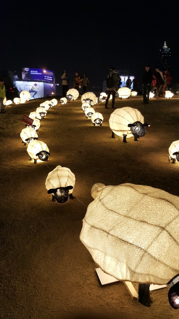 [國內趴趴走。南部]高雄前金|2015高雄愛。幸福燈會開幕煙火。3/5前每個假日晚間21:00都有施放煙火喲～歡迎大家來高雄～加映中央公園「吉祥九九」99隻小綿羊～