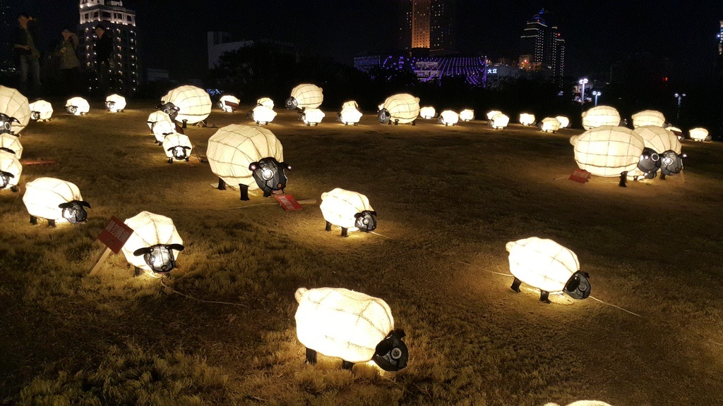 [國內趴趴走。南部]高雄前金|2015高雄愛。幸福燈會開幕煙火。3/5前每個假日晚間21:00都有施放煙火喲～歡迎大家來高雄～加映中央公園「吉祥九九」99隻小綿羊～