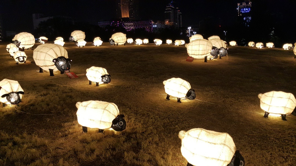 [國內趴趴走。南部]高雄前金|2015高雄愛。幸福燈會開幕煙火。3/5前每個假日晚間21:00都有施放煙火喲～歡迎大家來高雄～加映中央公園「吉祥九九」99隻小綿羊～