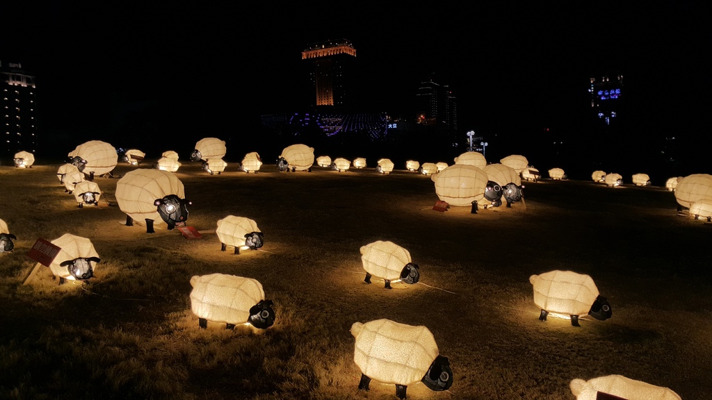 [國內趴趴走。南部]高雄前金|2015高雄愛。幸福燈會開幕煙火。3/5前每個假日晚間21:00都有施放煙火喲～歡迎大家來高雄～加映中央公園「吉祥九九」99隻小綿羊～