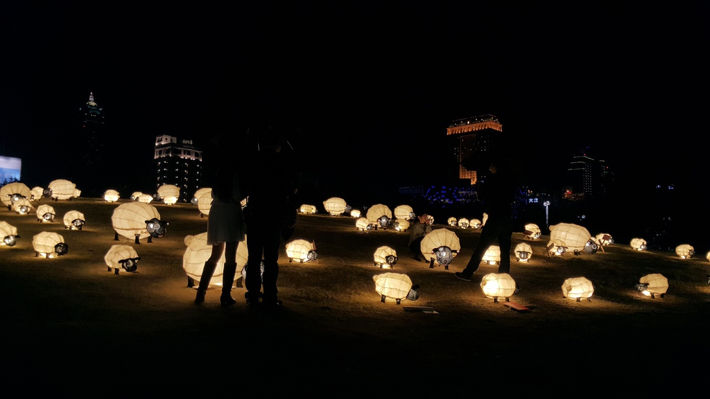 [國內趴趴走。南部]高雄前金|2015高雄愛。幸福燈會開幕煙火。3/5前每個假日晚間21:00都有施放煙火喲～歡迎大家來高雄～加映中央公園「吉祥九九」99隻小綿羊～