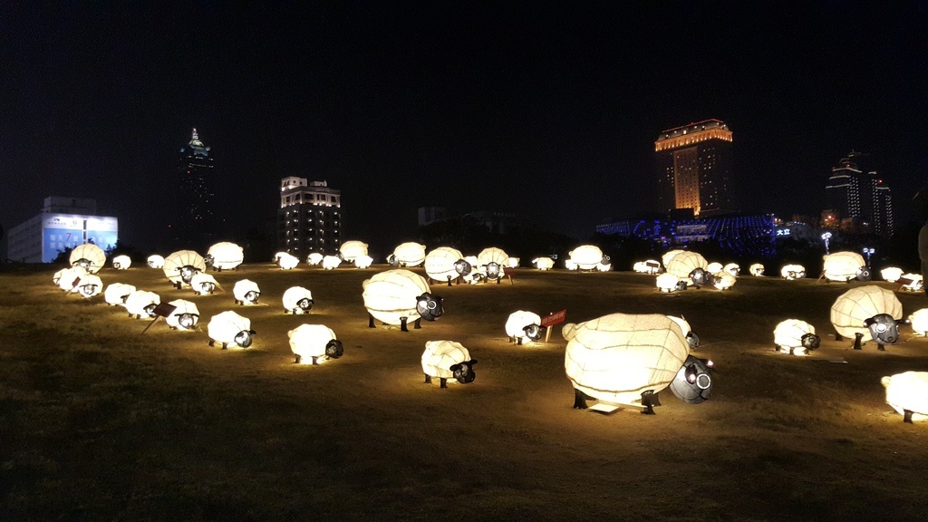 [國內趴趴走。南部]高雄前金|2015高雄愛。幸福燈會開幕煙火。3/5前每個假日晚間21:00都有施放煙火喲～歡迎大家來高雄～加映中央公園「吉祥九九」99隻小綿羊～