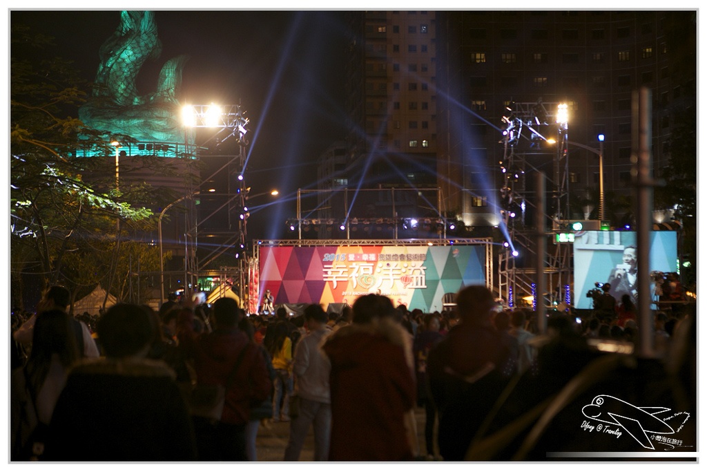 [國內趴趴走。南部]高雄前金|2015高雄愛。幸福燈會開幕煙火。3/5前每個假日晚間21:00都有施放煙火喲～歡迎大家來高雄～加映中央公園「吉祥九九」99隻小綿羊～