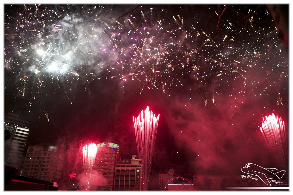 [國內趴趴走。南部]高雄前金|2015高雄愛。幸福燈會開幕煙火。3/5前每個假日晚間21:00都有施放煙火喲～歡迎大家來高雄～加映中央公園「吉祥九九」99隻小綿羊～