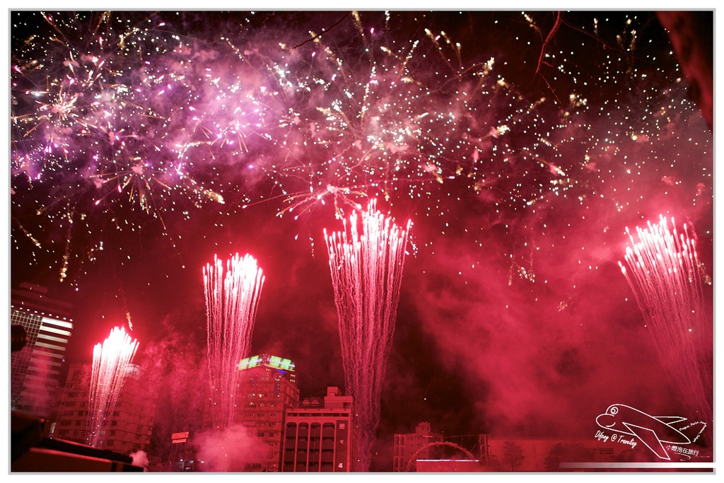 [國內趴趴走。南部]高雄前金|2015高雄愛。幸福燈會開幕煙火。3/5前每個假日晚間21:00都有施放煙火喲～歡迎大家來高雄～加映中央公園「吉祥九九」99隻小綿羊～