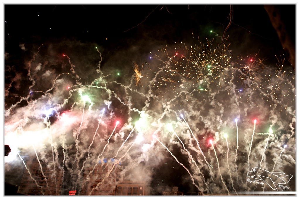 [國內趴趴走。南部]高雄前金|2015高雄愛。幸福燈會開幕煙火。3/5前每個假日晚間21:00都有施放煙火喲～歡迎大家來高雄～加映中央公園「吉祥九九」99隻小綿羊～