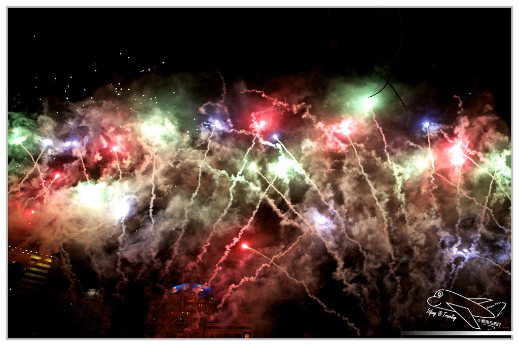 [國內趴趴走。南部]高雄前金|2015高雄愛。幸福燈會開幕煙火。3/5前每個假日晚間21:00都有施放煙火喲～歡迎大家來高雄～加映中央公園「吉祥九九」99隻小綿羊～