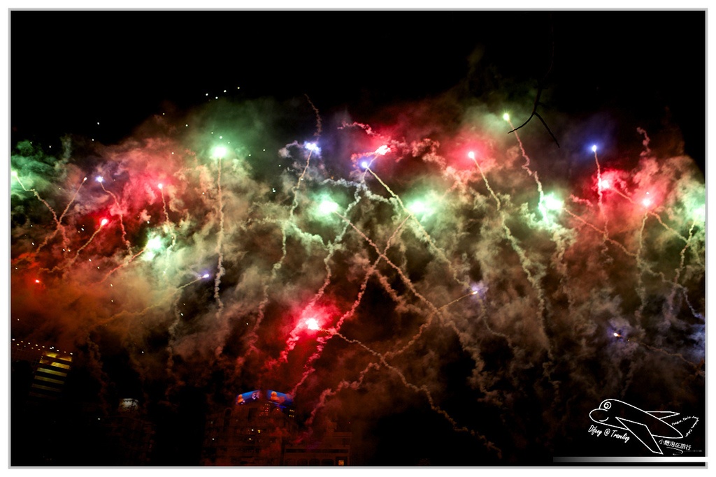 [國內趴趴走。南部]高雄前金|2015高雄愛。幸福燈會開幕煙火。3/5前每個假日晚間21:00都有施放煙火喲～歡迎大家來高雄～加映中央公園「吉祥九九」99隻小綿羊～