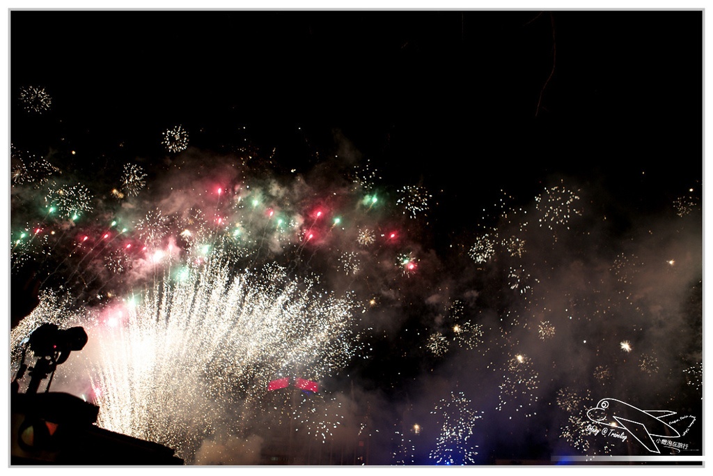 [國內趴趴走。南部]高雄前金|2015高雄愛。幸福燈會開幕煙火。3/5前每個假日晚間21:00都有施放煙火喲～歡迎大家來高雄～加映中央公園「吉祥九九」99隻小綿羊～