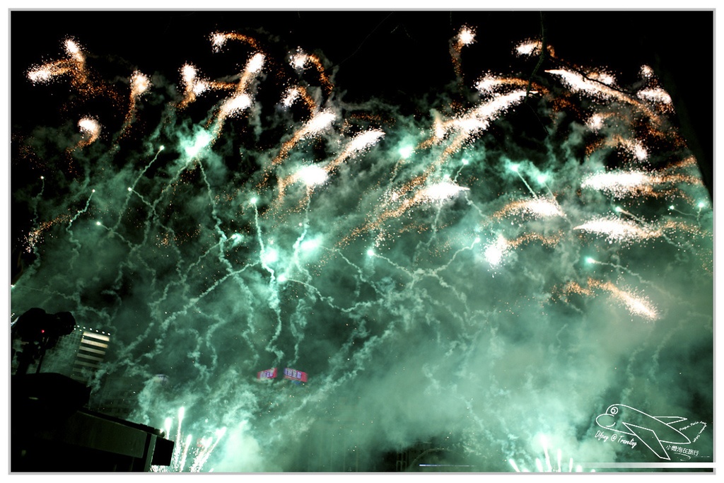 [國內趴趴走。南部]高雄前金|2015高雄愛。幸福燈會開幕煙火。3/5前每個假日晚間21:00都有施放煙火喲～歡迎大家來高雄～加映中央公園「吉祥九九」99隻小綿羊～