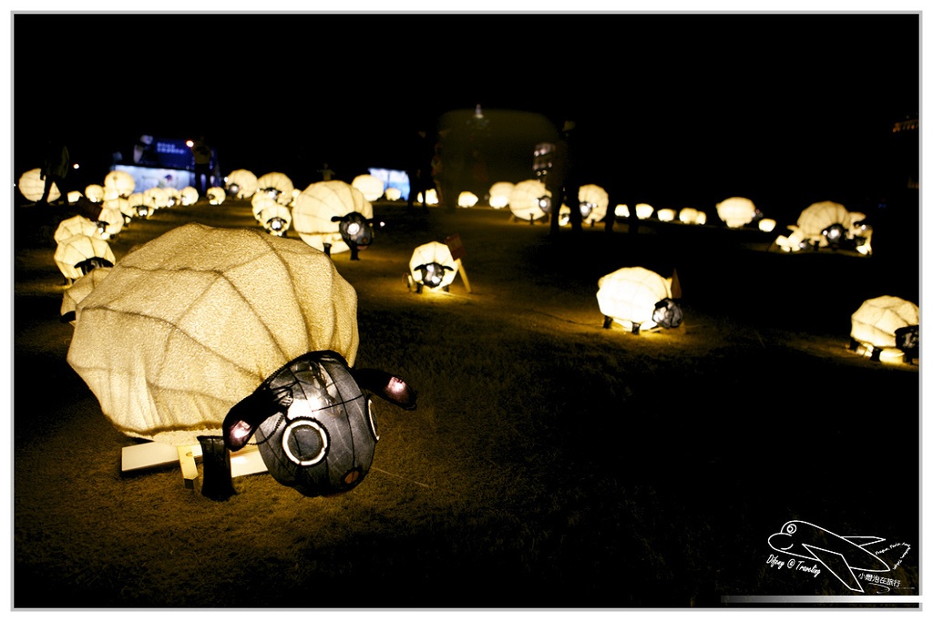 [國內趴趴走。南部]高雄前金|2015高雄愛。幸福燈會開幕煙火。3/5前每個假日晚間21:00都有施放煙火喲～歡迎大家來高雄～加映中央公園「吉祥九九」99隻小綿羊～