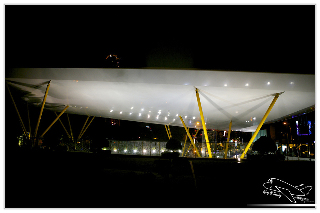 [國內趴趴走。南部]高雄前金|2015高雄愛。幸福燈會開幕煙火。3/5前每個假日晚間21:00都有施放煙火喲～歡迎大家來高雄～加映中央公園「吉祥九九」99隻小綿羊～