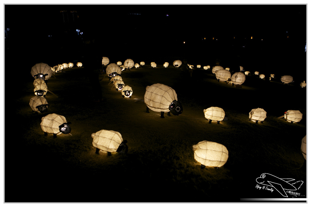 [國內趴趴走。南部]高雄前金|2015高雄愛。幸福燈會開幕煙火。3/5前每個假日晚間21:00都有施放煙火喲～歡迎大家來高雄～加映中央公園「吉祥九九」99隻小綿羊～