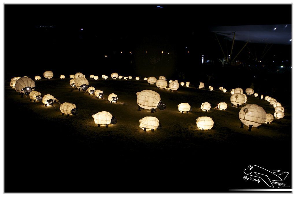 [國內趴趴走。南部]高雄前金|2015高雄愛。幸福燈會開幕煙火。3/5前每個假日晚間21:00都有施放煙火喲～歡迎大家來高雄～加映中央公園「吉祥九九」99隻小綿羊～