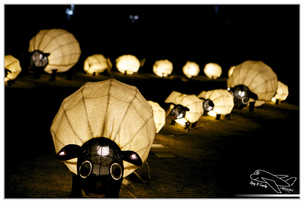 [國內趴趴走。南部]高雄前金|2015高雄愛。幸福燈會開幕煙火。3/5前每個假日晚間21:00都有施放煙火喲～歡迎大家來高雄～加映中央公園「吉祥九九」99隻小綿羊～